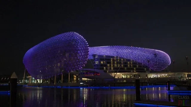 Ночная подсветка отеля в Абу-Даби