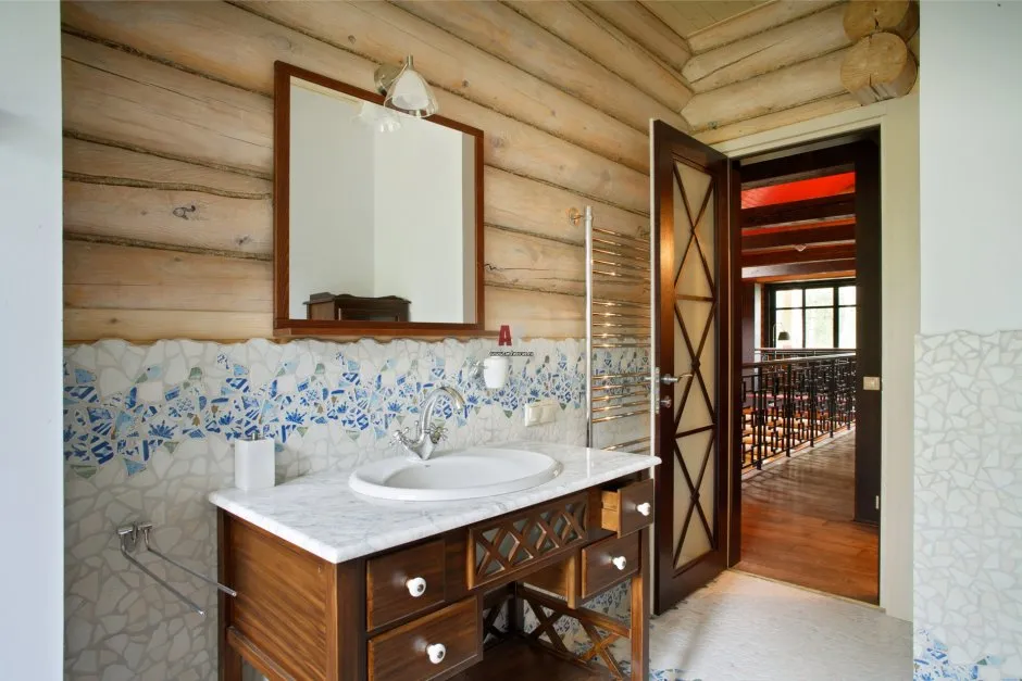 Интерьер ванной комнаты в деревенском стиле