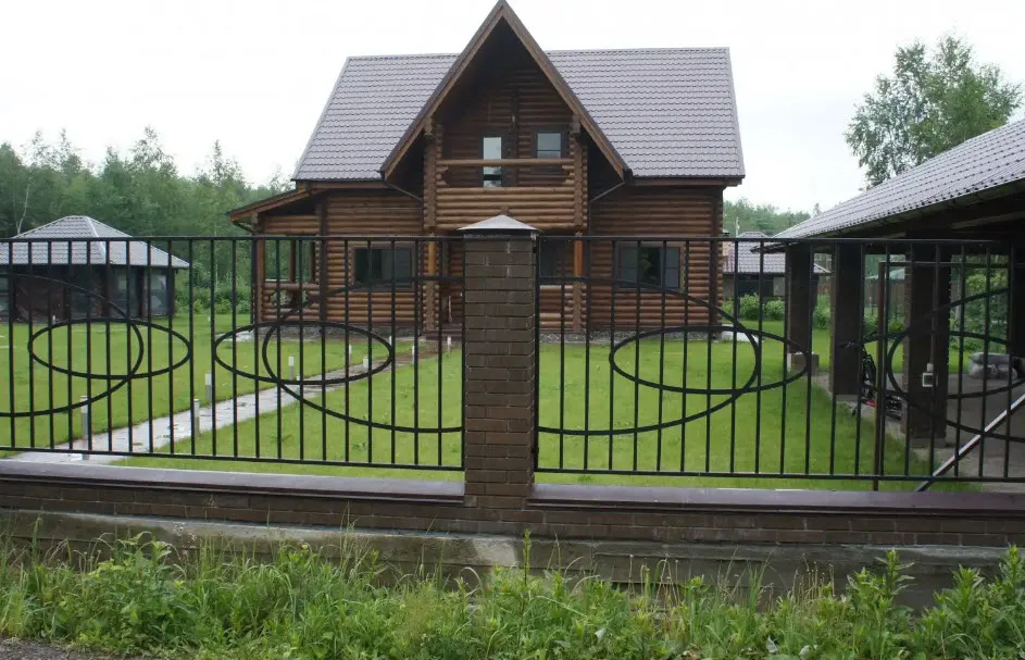дом из бревен с забором