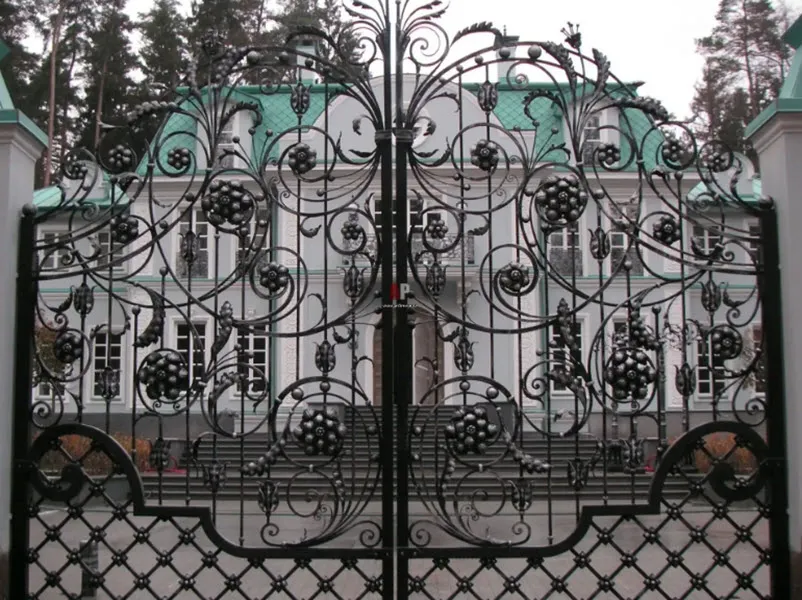 фасад с кованым забором