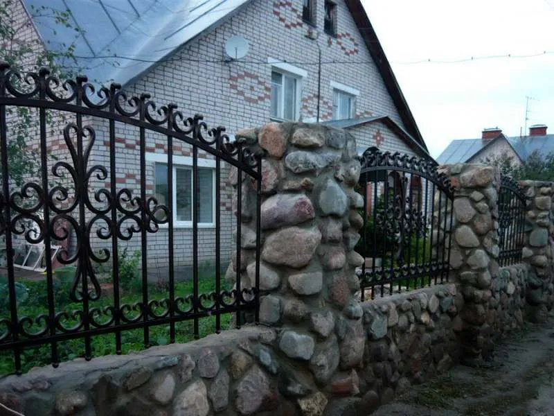 забор из натурального камня и металла