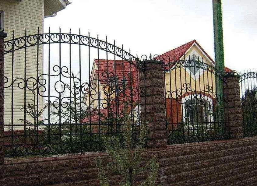частный дом с красивым забором