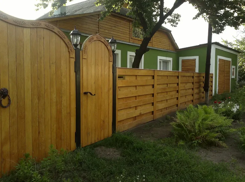 дачный дом с деревянным забором