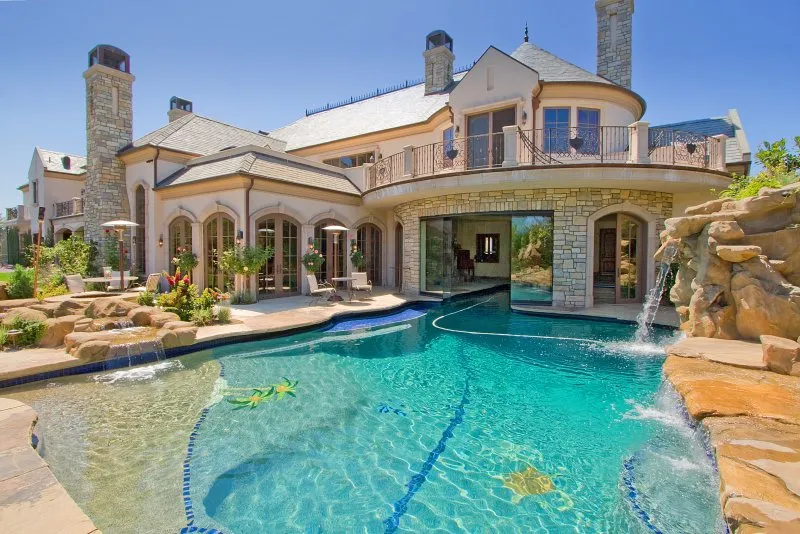 Большой дом с бассейном