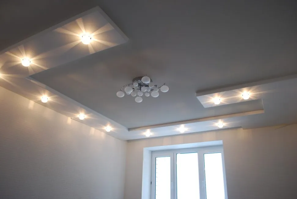 Правильные осветительные приборы для натяжного потолка