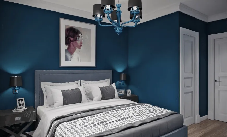 спальня в синем цвете обоев