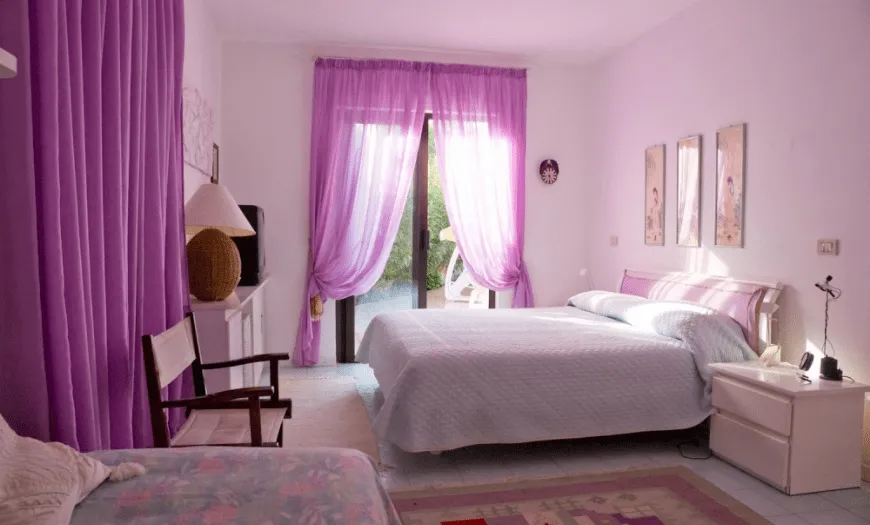 розовые обои в спальне какие шторы