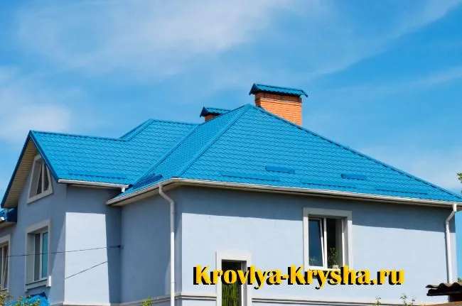 Пример того, как синяя крыша может сливаться с небом