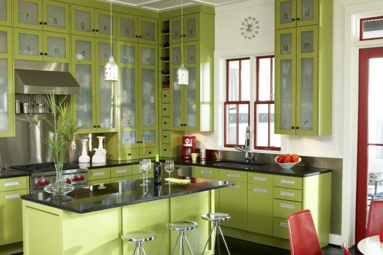 Фисташковый цвет в интерьере кухни