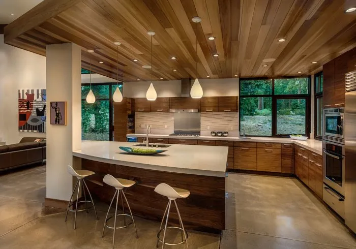 Кухня в деревянном доме в современном стиле
