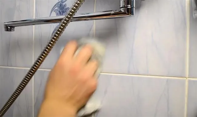 отмываем налет на плитке в ванной