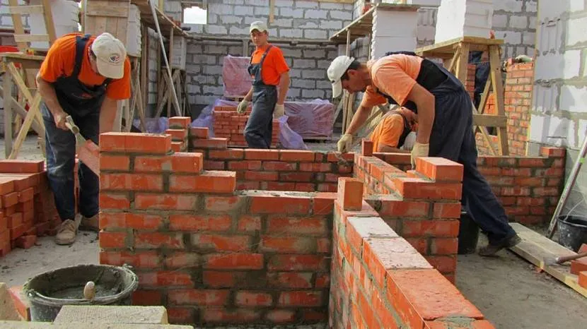 этапы строительства дома из кирпича