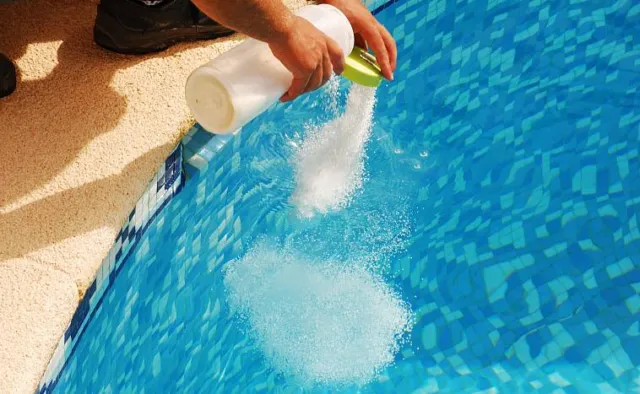 Какое средство или жидкость добавить в бассейн против цветущей воды