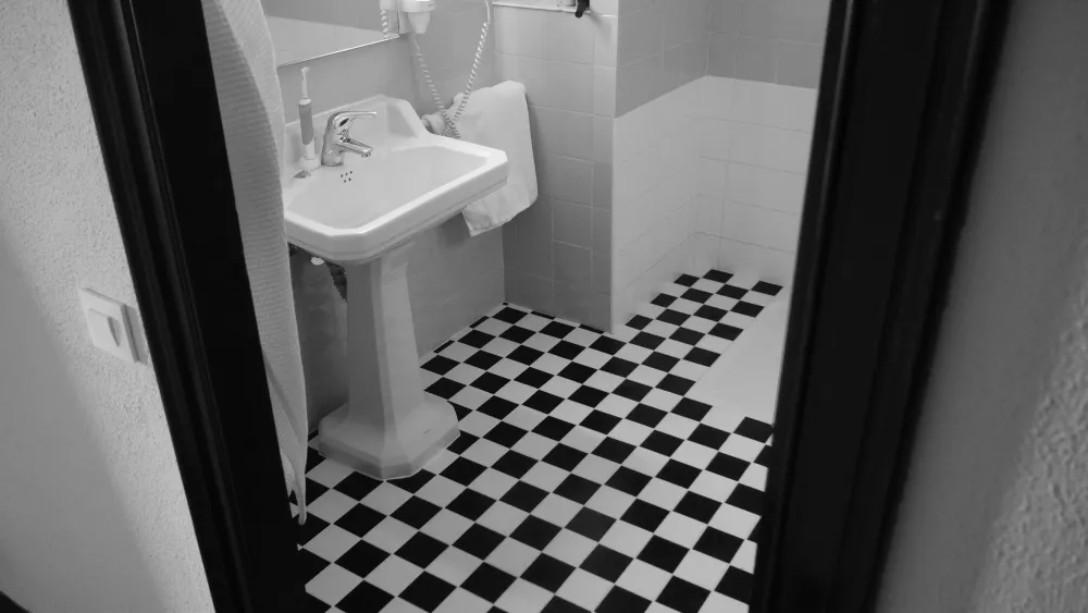 ретро пол в ванной, черно-белая ванная, черная плитка в ванной