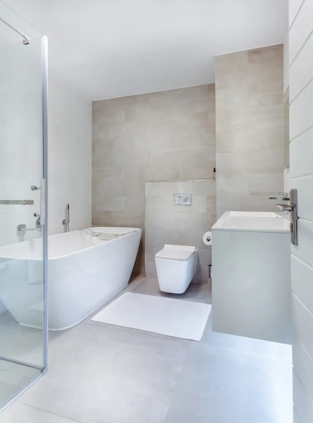 широкоформатная плитка для ванной комнаты, широкоформатная плитка для пола, ванная комната с большой плиткой на полу