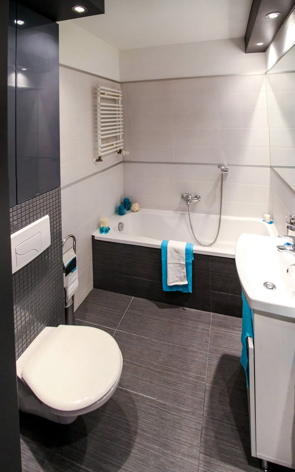 керамическая плитка на полу ванной комнаты, ванная комната с прямоугольной плиткой, темный пол ванной комнаты