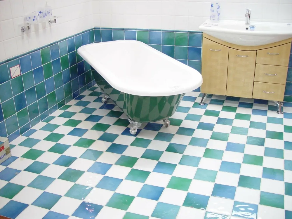 цвета для маленькой ванной, напольная плитка для маленькой ванной, красочный пол в маленькой ванной