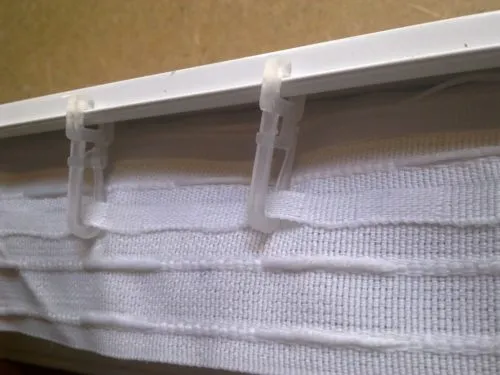 Как повесить рулонные шторы на ленту