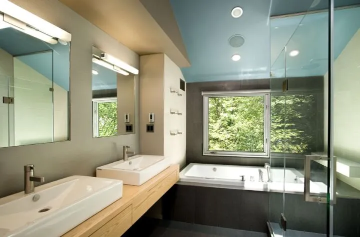 Натяжной потолок в ванной комнате – это достаточно долгосрочная и красивая отделка