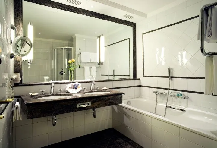 Чем больше зеркало в ванной, тем светлее и уютнее она будет