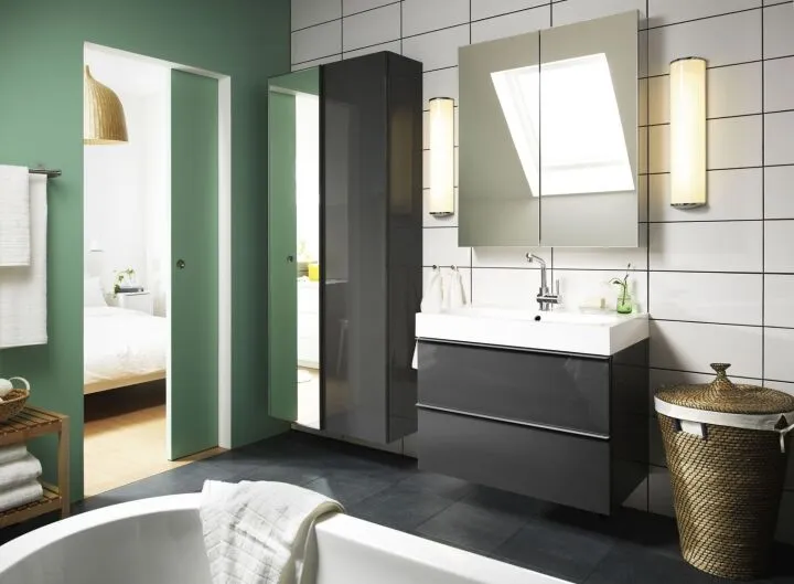 Главное при выборе мебели в ванную комнату – это эргономичность и влагостойкость