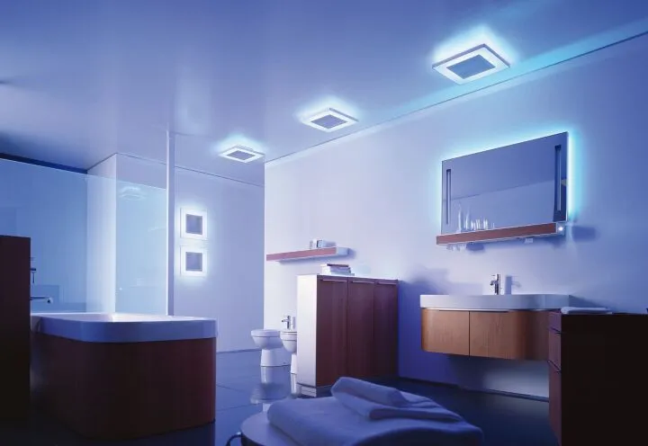Освещение в ванной комнате должно быть каскадным и находиться во всех зонах