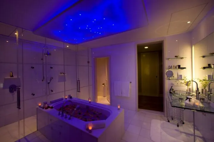 Светодиодная подсветка в ванной поможет создать романтическую и расслабляющую атмосферу
