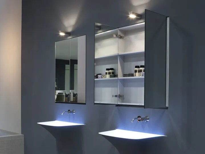 Зеркальные шкафчики в ванной комнате позволят организовать необходимые полки и не занимать свободное пространство отдельным аксессуаром