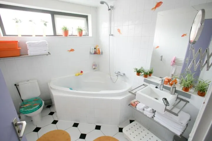 Для отделки ванной комнаты лучше выбирать максимально прочные и влагостойкие материалы