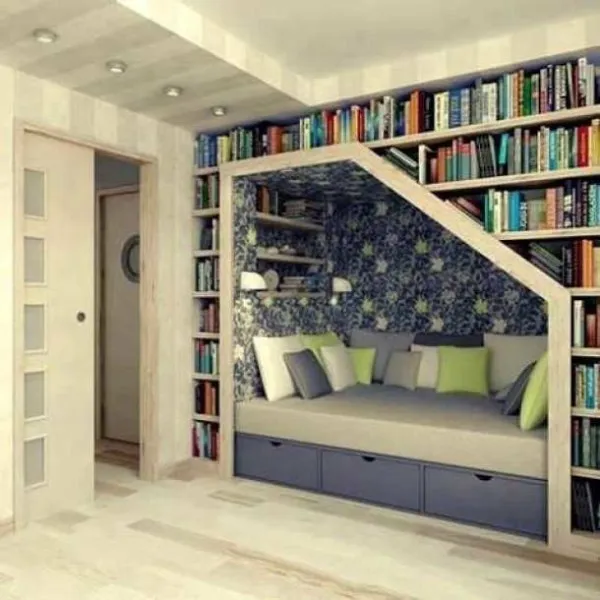 Использовать место над кроватью для хранения книг 