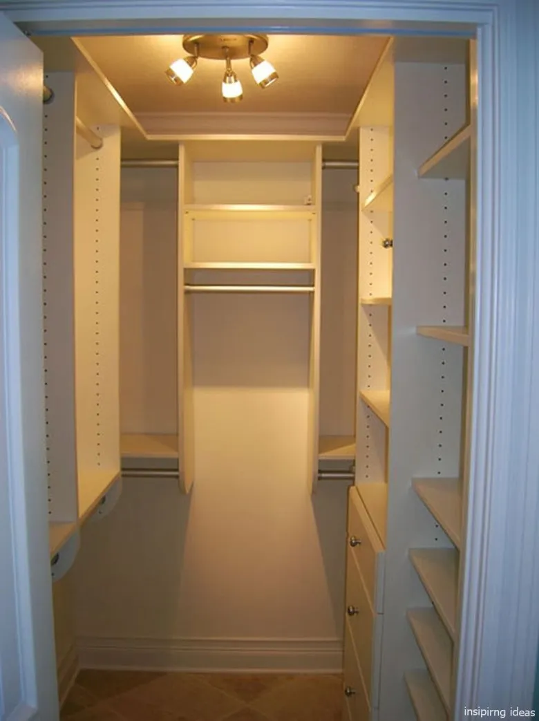 Шкаф в гардеробную комнату