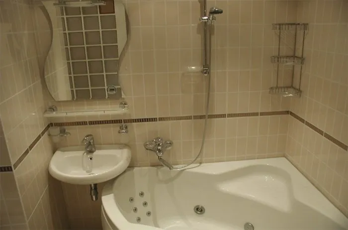 Ванная комната с угловой ванной в хрущевке