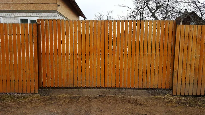 Ворота и забор из деревянного штакетника