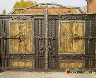 Металлические распашные ворота - кованые с деревянными вставками