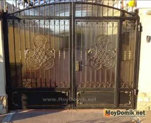 Распашные ворота комбинированные - ковка + поликарбонат