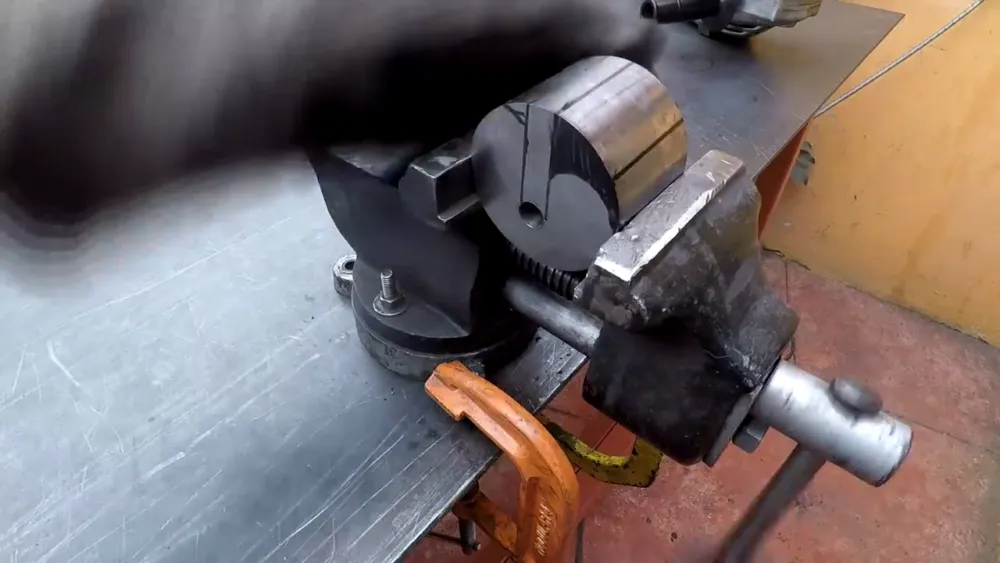 процесс изготовления самодельного станка для гибки металла шаг 35