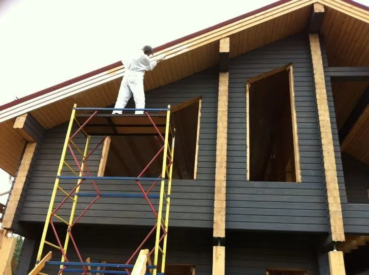 Защита деревянного дома при покраске