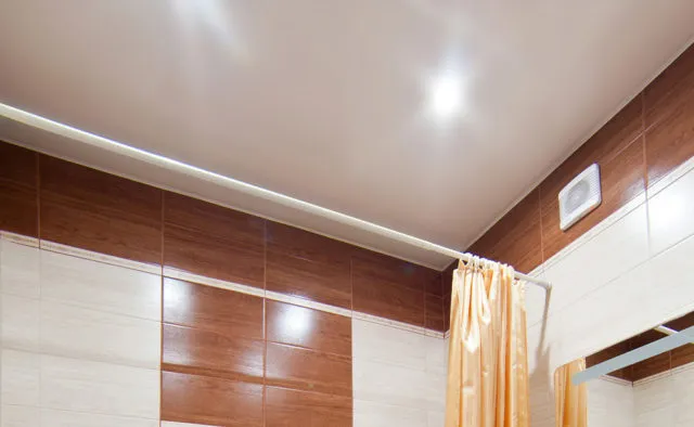 Белая маскировочная лента на натяжном потолке в ванной