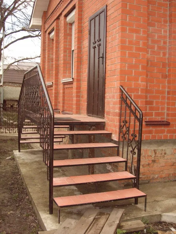 Наружные лестницы для загородного дома