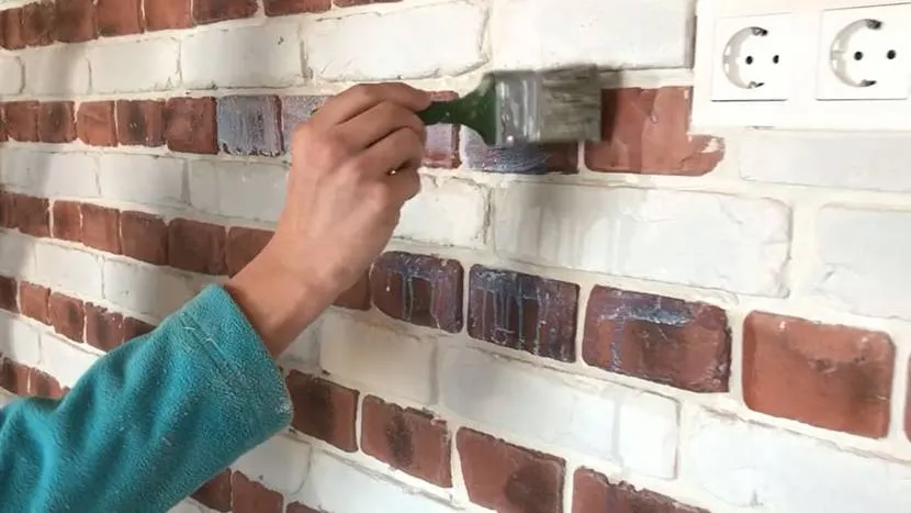 Покрытие кирпичной стены грунтовкой