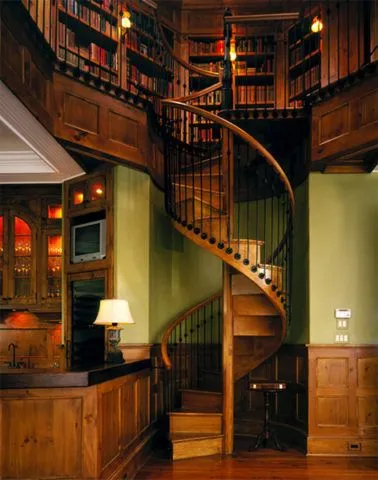 Деревянная винтовая лестница в нише помещения