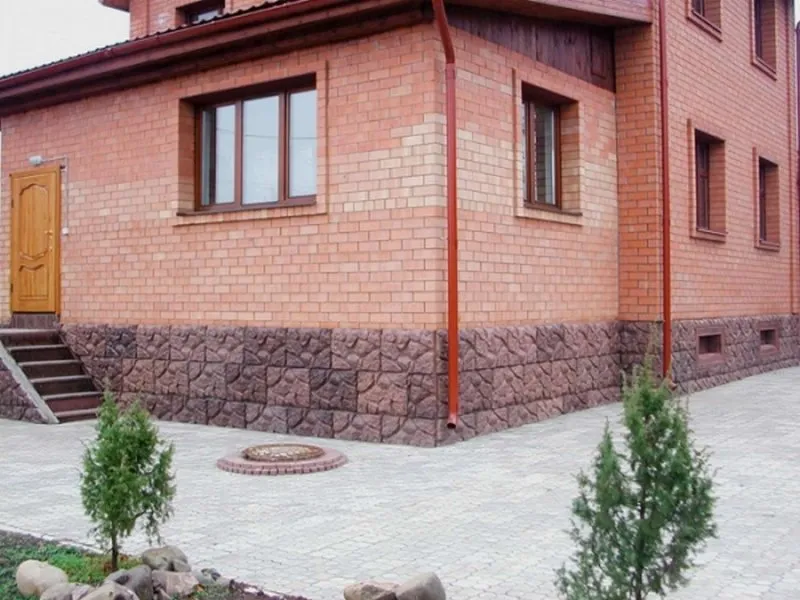 Кирпичный дом с каменным цоколем