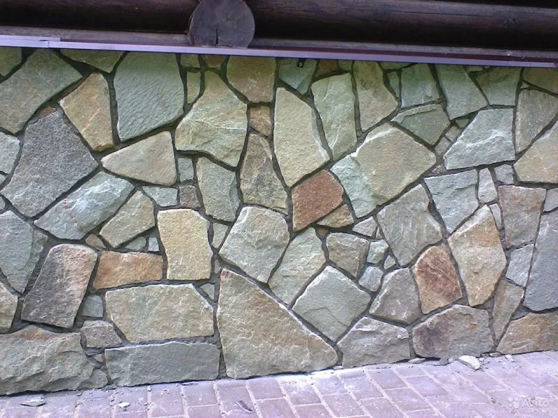 Камень песчаник на цоколе