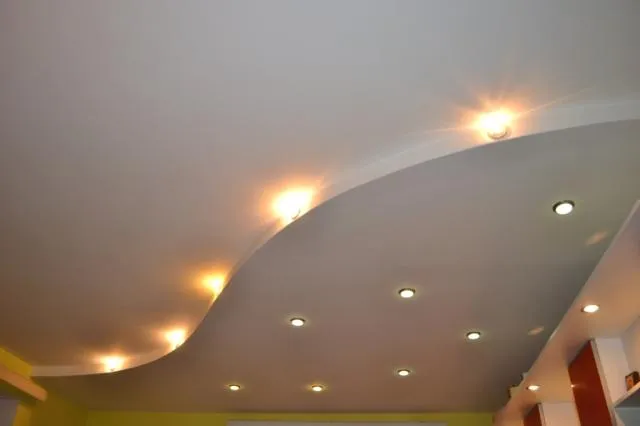 потолок из гипсокартона с открытой подсветкой