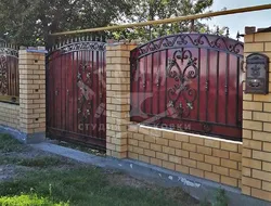 Черный кованый забор с красным профнастилом КЗ-231