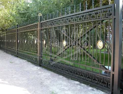 Высокий кованый забор с пиками КЗ-043