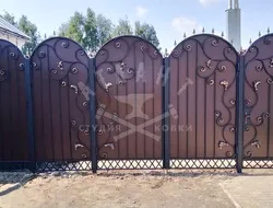 Арочный кованый забор с профнастилом КЗ-160