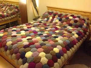 Одеяло в технике вязаный пэчворк или вторая жизнь старых свитеров