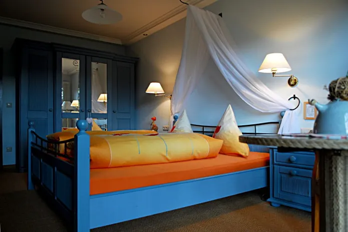 сине-оранжевая спальня