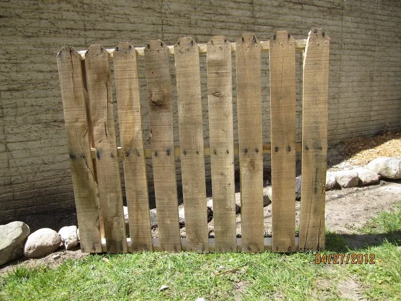 Забор из поддонов без столбов вертикальный